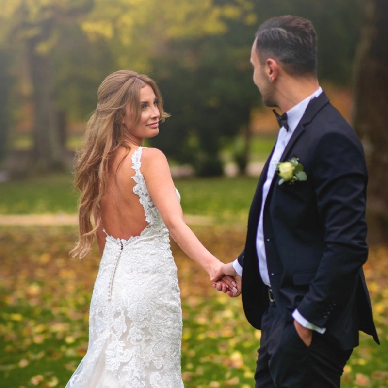W co się ubrać na wesele jesienią? Zobacz najmodniejsze pomysły na jesienne stylizacje weselne.